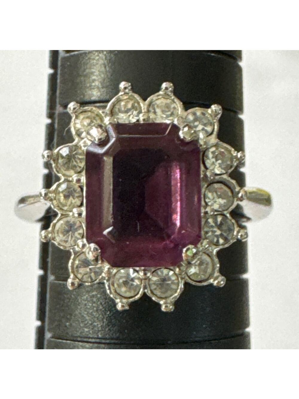 Sarah Coventry Size 8.75 Silvertone Ring Emerald Cut Purple Stone & Crystals